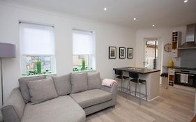 Bright Central Flat With Balcony And Free Parking
